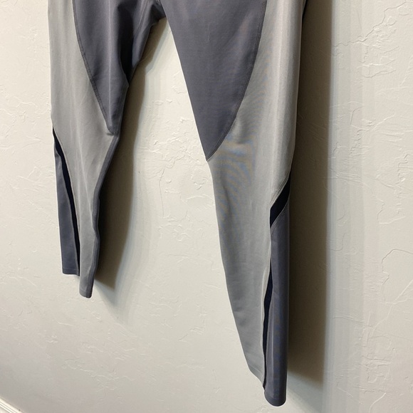 Athleta grey crop leggings size large. - Picture 5 of 14
